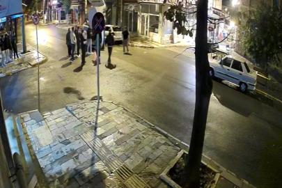 Devrilen araçtaki 8 aylık bebek camdan, baba ise aracın bagajından çıkartılarak kurtarıldı