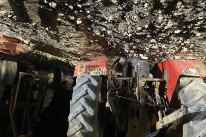 Devrilen traktörün altında kalan sürücü hayatını kaybetti