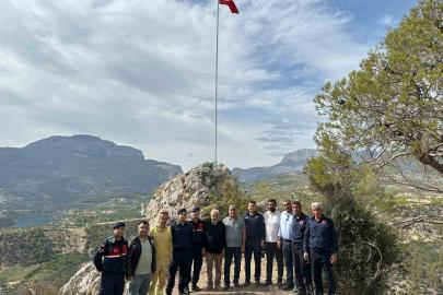 Direk yenilendi, yeni bayrak göndere çekildi