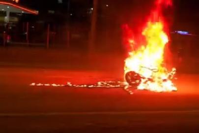 Diyarbakır’da aracın çarptığı motosiklet savrulup alev aldı: 1 yaralı