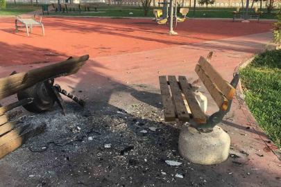 Diyarbakır’da bazı parklarda oturma bankları yakıldı