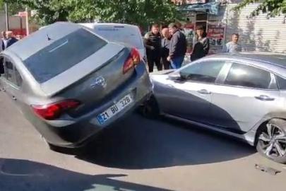 Diyarbakır’da ilginç kaza: Park halindeki 2 araca çarpıp asılı kaldı