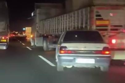 Diyarbakır’da otomobil tırın altına girdi: 1 yaralı