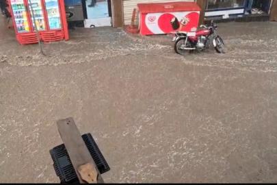 Diyarbakır’da sağanak caddeleri göle çevirdi