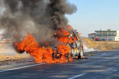 Diyarbakır’da seyir halindeki otomobil alevlere teslim oldu