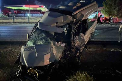 Diyarbakır’da yolcu minibüsü ile tanker çarpıştı: 1 yaralı