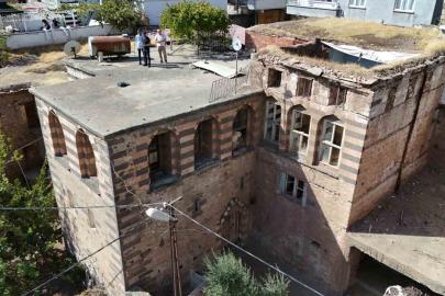 Diyarbakır’da zindanından su kuyusuna kadar olan 15. yüzyıldan kalma Beyler Konağı asırlardır varlığını koruyor