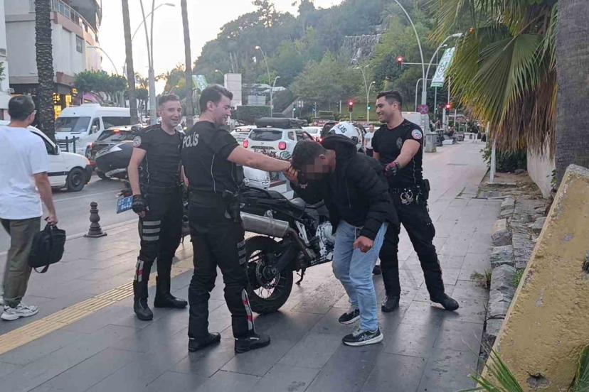Dolmuş durağında baygın halde bulundu, polisleri görünce elini öptü
