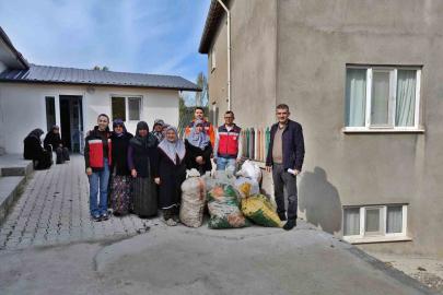 Domaniç’te kadın üreticilere 300 kilo dikimlik sarımsak dağıtıldı