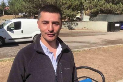 Dondurucu soğuğa aldırış etmeden, anne köpeği yavrularına kavuşturmak için ırmağa girdiler