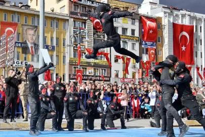 Dövüş sanatlarındaki hünerlerini sergileyen jandarma komandolar nefes kesti