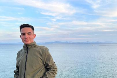 Düğün dönüşü bariyerlere çarpan genç sürücü hayatını kaybetti