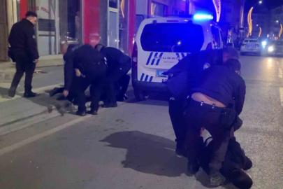 Dükkan basıp polise direnen şahıslar gazetecilere saldırdı: o anlar kamerada