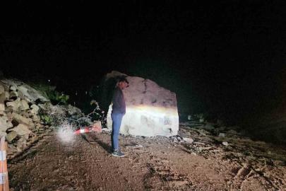 Düşen dev kaya karayolunu ulaşıma kapattı