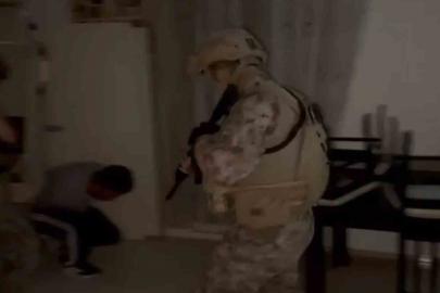 Duvarla örülen gizli bölmedeki dolaptan aranması bulunan 2 şahıs çıktı