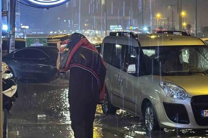 Düzce’de şiddetli yağış sokakları göle çevirdi
