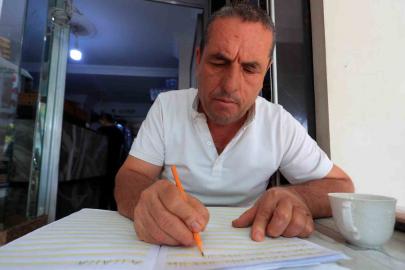 Ehliyet sahibi olabilmek için 48 yaşında okuma-yazma öğrenmeye başladı