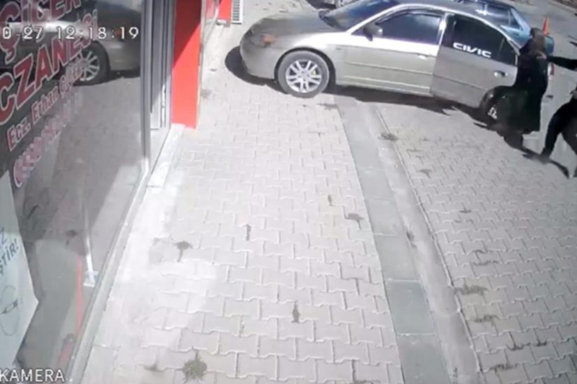El freni çekilmeyen araç eczaneye girdi