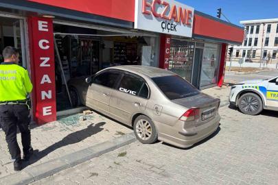 El freni çekilmeyen araç eczaneye girdi