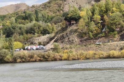 Elazığ’da korku dolu anlar: 4 kişilik aile nehir ortasında birbirine sarılarak hayatta kaldı