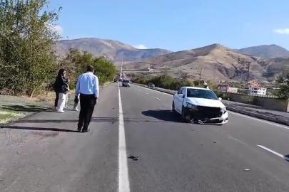 Elazığ’da otomobil köpeğe çarptı: 1 yaralı