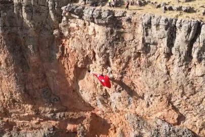 Elazığlı dağcılar kayalıklarda Türk bayrağı açtı