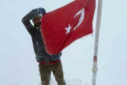 Elazığlı sporcu Cumhuriyet coşkusunu Erciyes’in zirvesine taşıdı