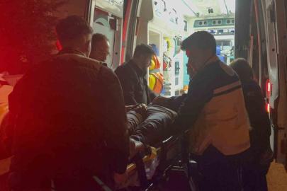Elektrikli bisikletle kamyonetin altına girdi: 1 yaralı