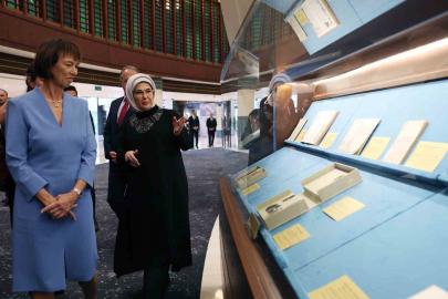 Emine Erdoğan, Almanya Başbakanı Merz’in eşiyle Millet Kütüphanesi’ni ziyaret etti