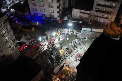 Enkaz başında 14. saat: Hummalı çalışma sürüyor