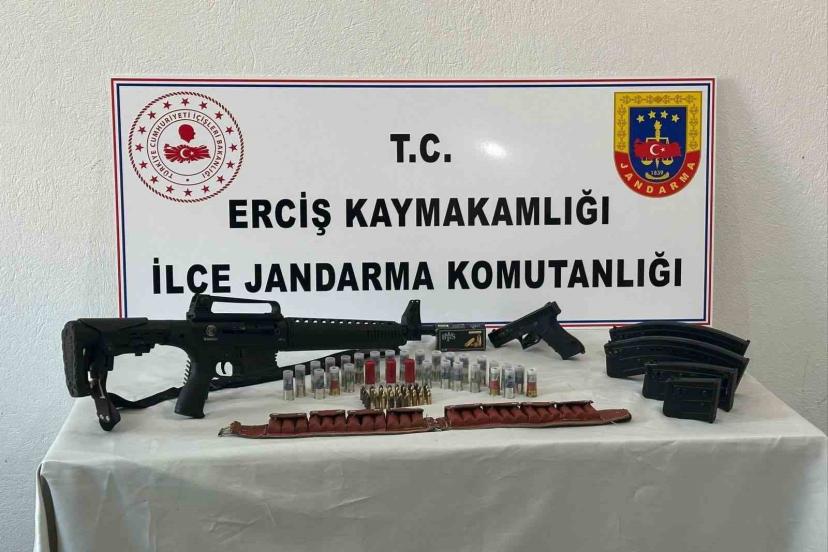 Erciş’te ruhsatsız silah ve fişek ele geçirildi