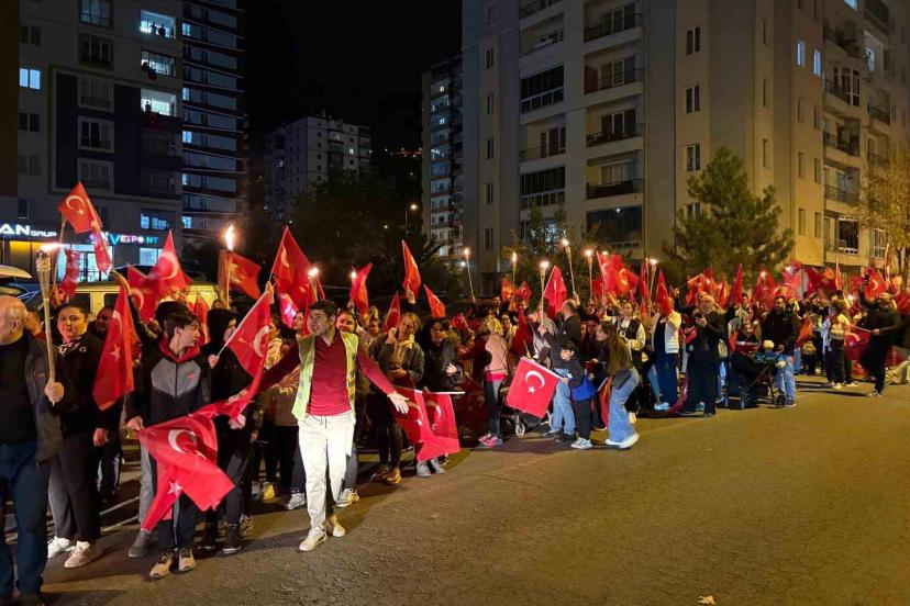 Erciyes Koleji’nden coşkulu fener alayı yürüyüşü