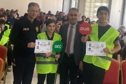 Ereğli’de okul geçit görevlisi öğrenciler yeleklerini giydi