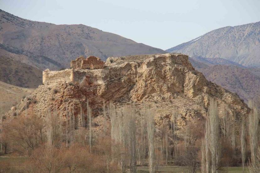 Erzurum’daki Kız ve Oğlan Kalesi ilgi bekliyor