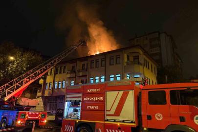 Eşi eve almayınca sinirlenip binanın çatısını yaktı: 1 gözaltı