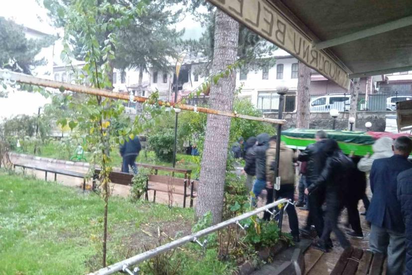 Eşi tarafından öldürülen 3 çocuk annesi kadın son yolculuğuna uğurlandı