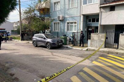 Eşini bıçaklayarak öldürdükten sonra kendini yaraladı