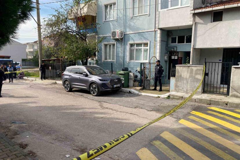 Eşini bıçaklayarak öldürdükten sonra kendini yaraladı