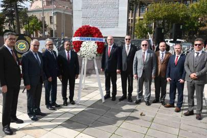 Eskişehir’de 29 Ekim kutlamaları çelenk sunma töreniyle başladı