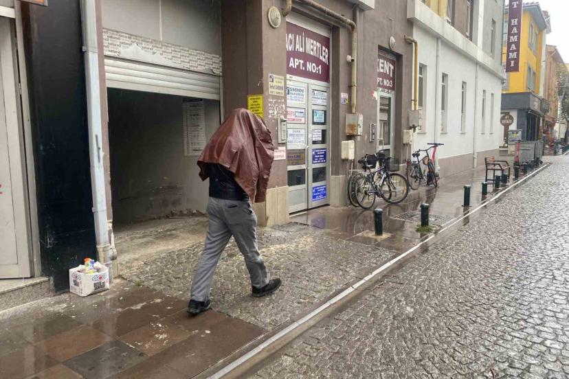 Eskişehir’de aniden bastıran yağış vatandaşlara zor anlar yaşattı