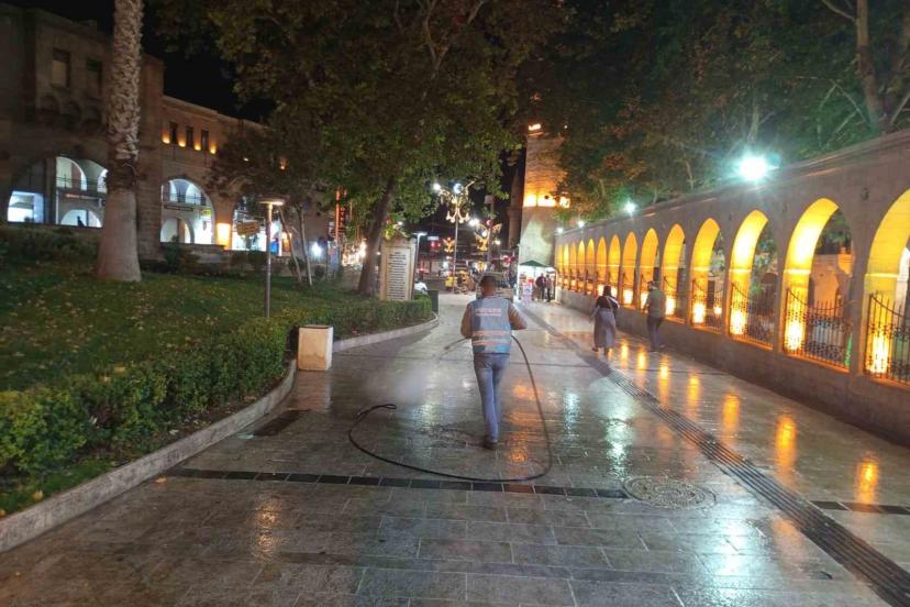 Eyyübiye Belediyesi kirlenen sokakları yıkadı