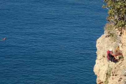 Falezlerde ölü bulunan adamın cenazesinin 2 saat süren alınma operasyonunu yüzerek izlediler