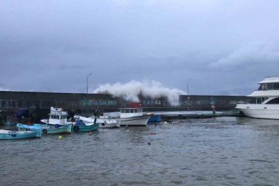 Faroz Limanı’nı dev dalgalardan korumak için 21 tonluk beton blokların dökümü sürüyor