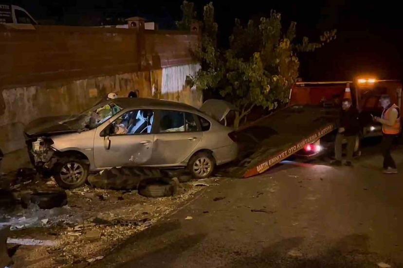 Feci kazada takla atan otomobil sürücüsü araçta sıkıştı