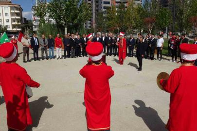 Festivalde kurulan sofradaki yemek ve tatlılar 10 dakikada tükendi