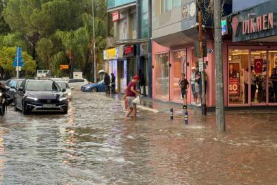 Fethiye sağanak yağışa teslim oldu, ev ve iş yerleri sular altında kaldı