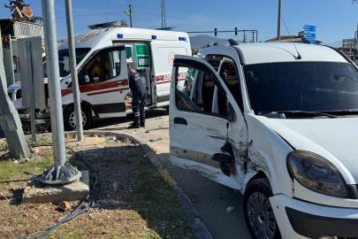 Fethiye’de ambulansla hafif ticari araç çarpıştı: 2 yaralı
