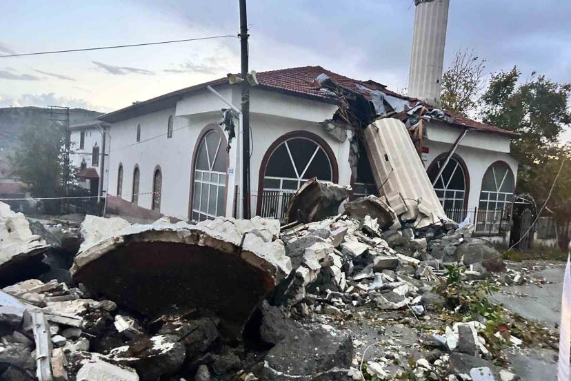 Fırtına minareyi yıktı: Cemaat ölümden döndü