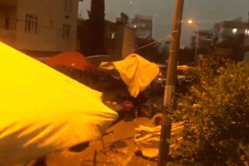 Fırtına pazar yerindeki güneşlikleri devirdi, tezgahları savurdu