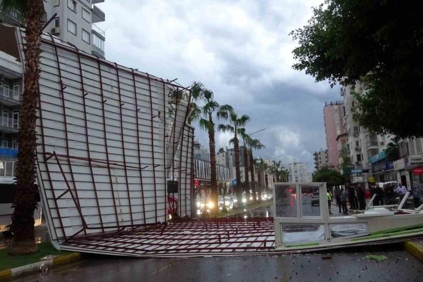 Fırtına tonlarca ağırlıktaki çatıyı karayoluna savurdu, muhtemel faciadan dönüldü